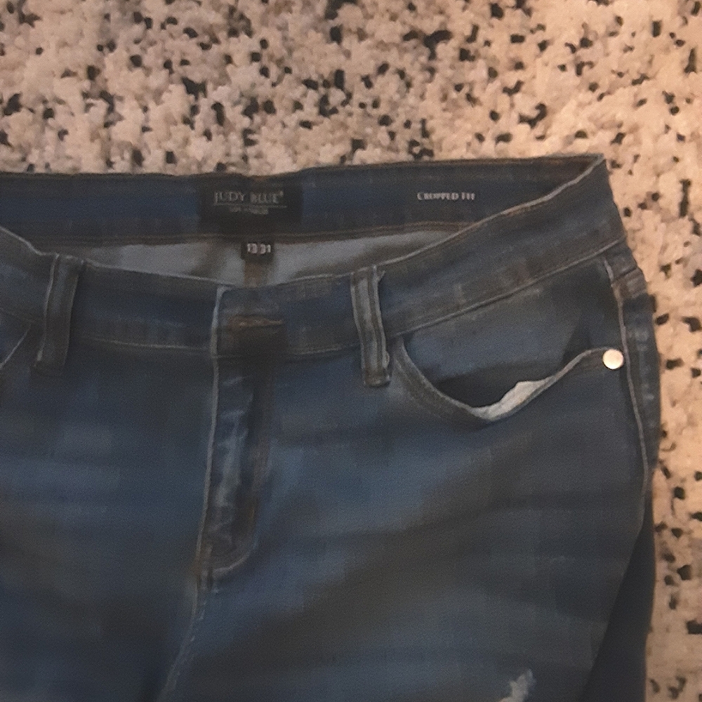 Judy Blue Cropped Fit Distressed 13/31 Medium Wash NWOT